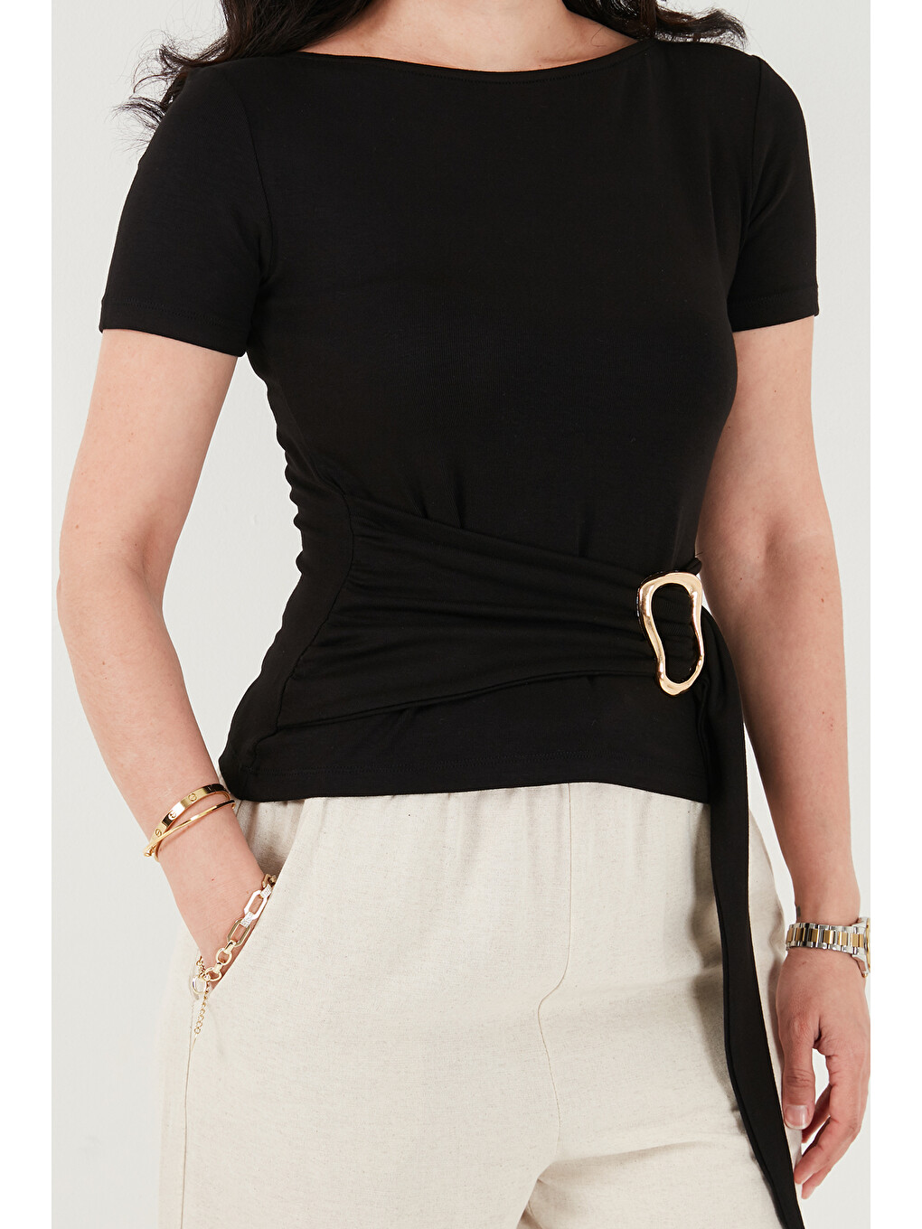 Siyah Toka Detaylı Fitted Fit Kayık Yaka Kadın Bluz 5862707-4