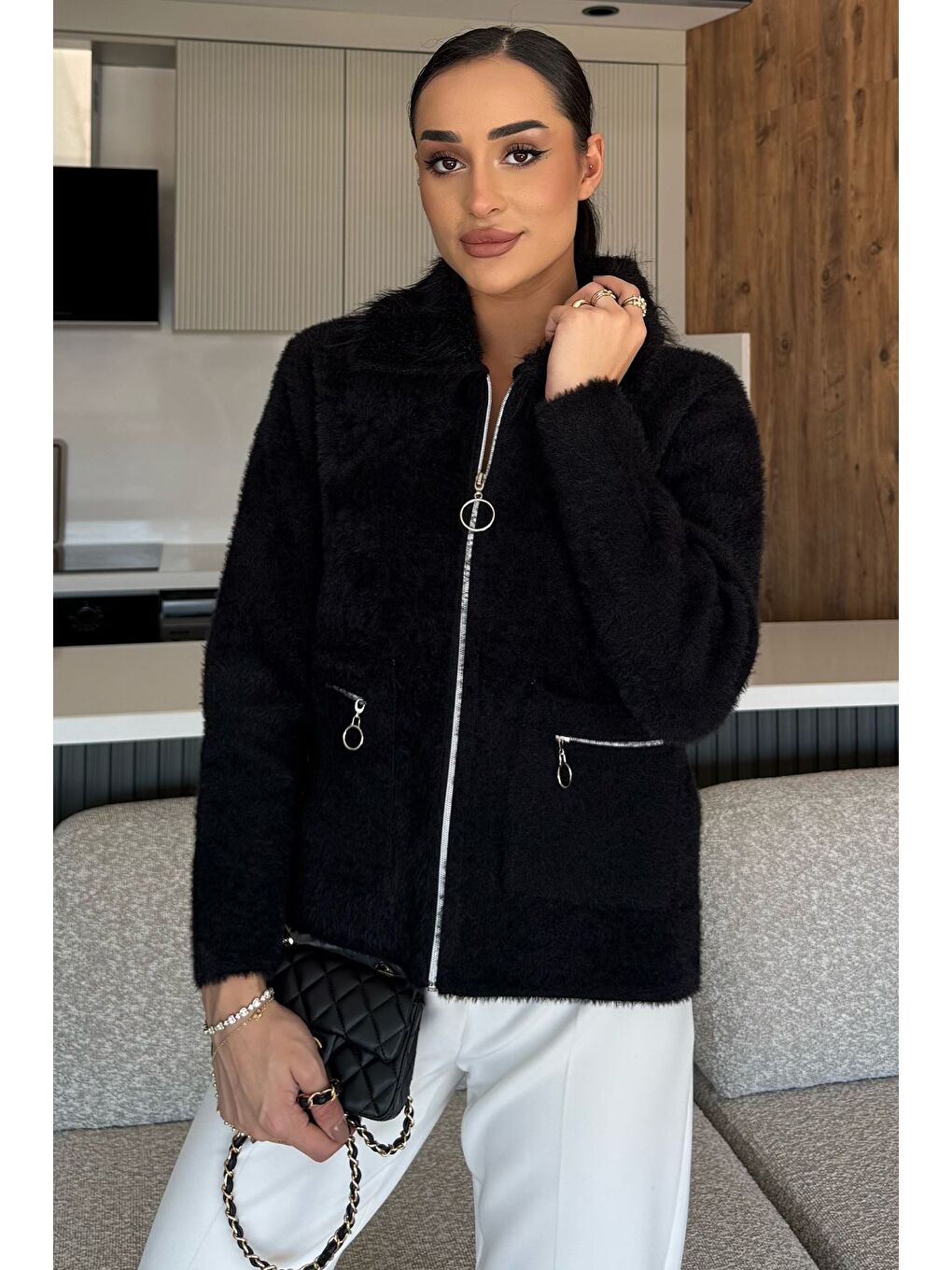 Siyah Kadın Pelüş Yaka Çift Cepli Yumoş Triko Ceket-1