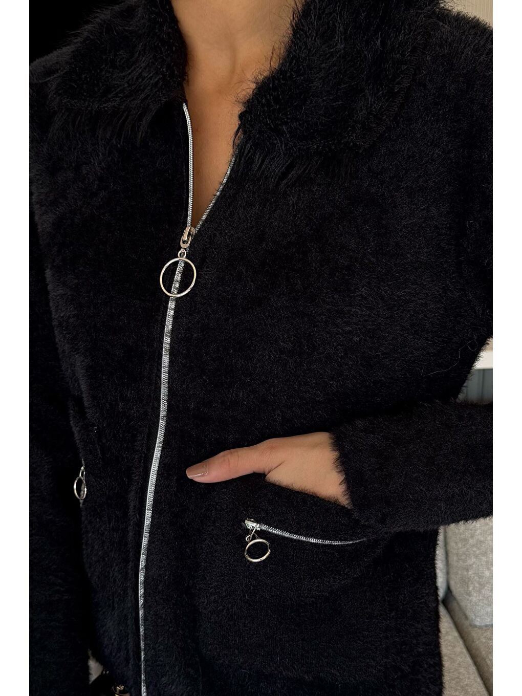 Siyah Kadın Pelüş Yaka Çift Cepli Yumoş Triko Ceket-2