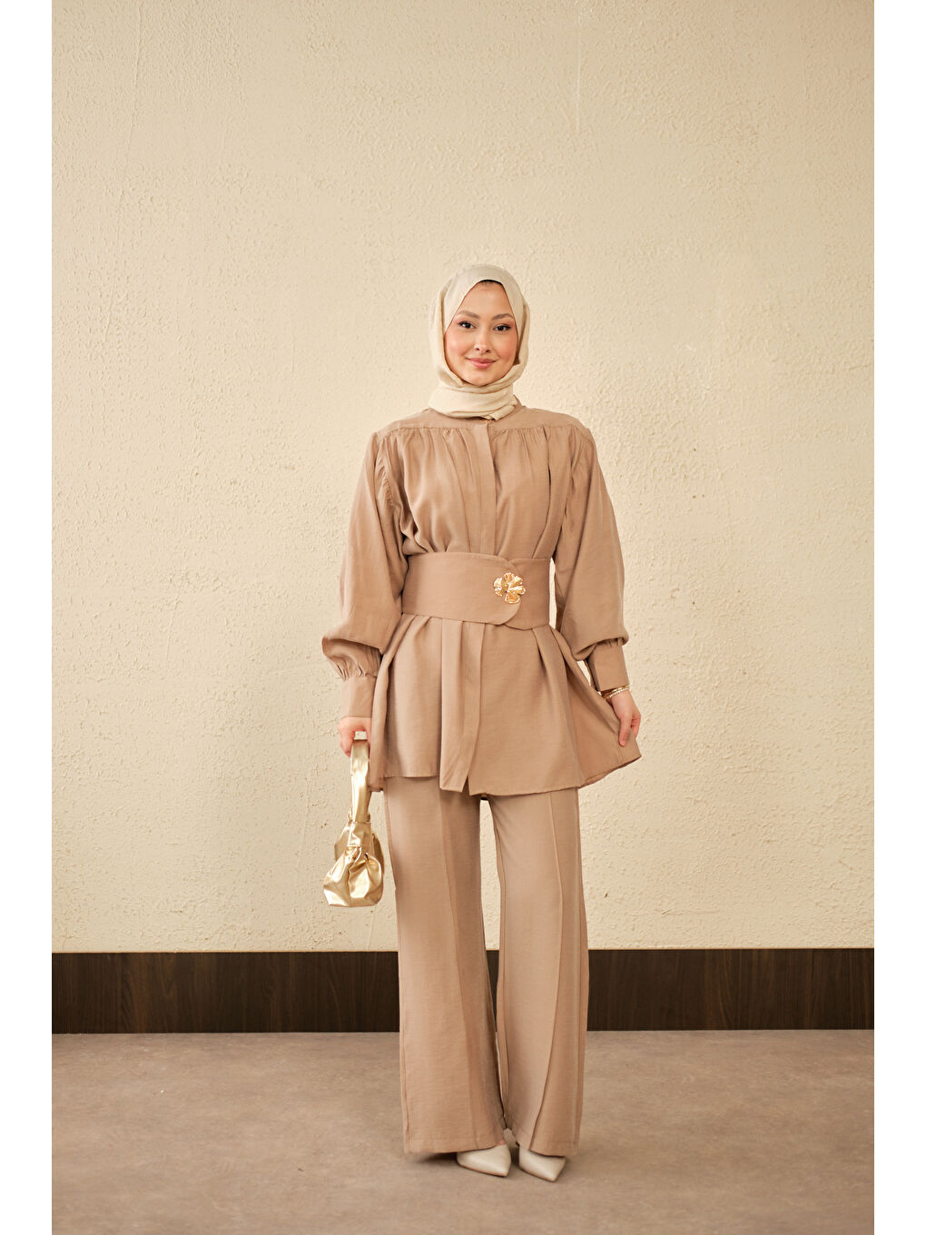 Bej Kadın Broş Detay Gizli Düğmeli Takım Vizon