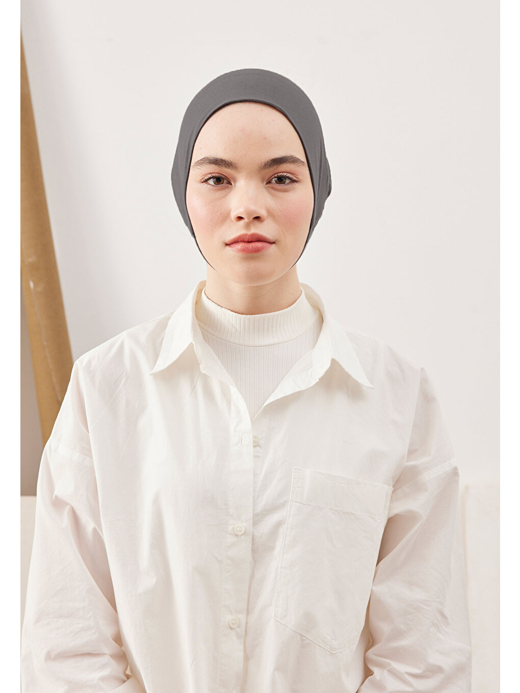 Gri Geniş Hacimli Pratik Bone Koyu Grı-1