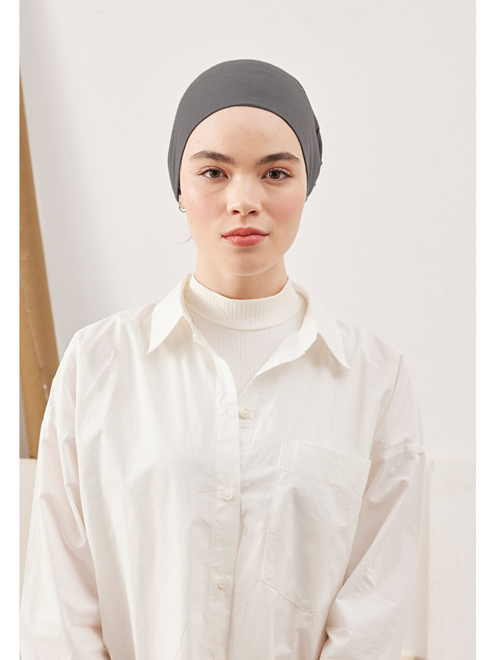 Gri Geniş Hacimli Pratik Bone Koyu Grı-3