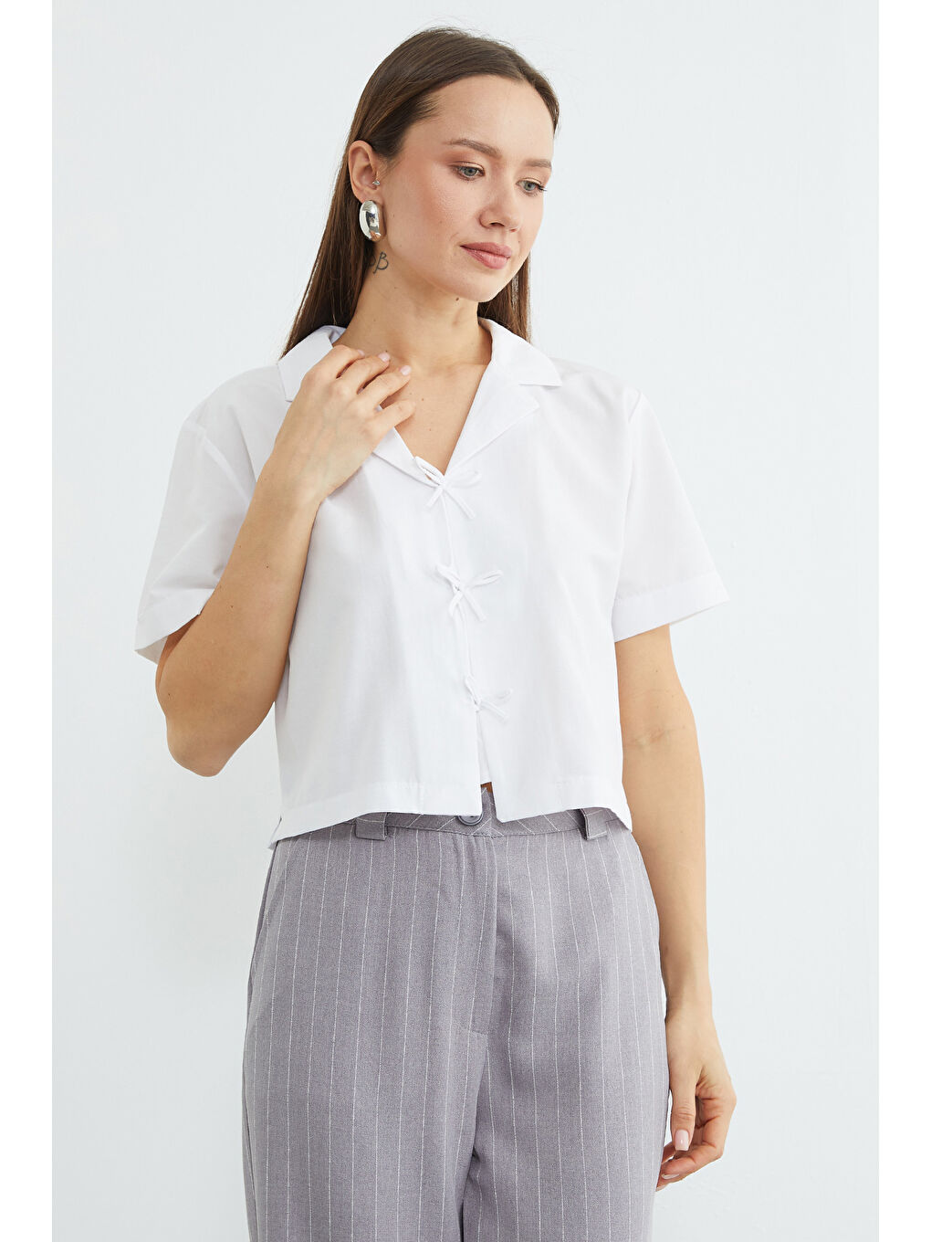 Beyaz Fiyonklu Düğmeli Crop Gömlek-1