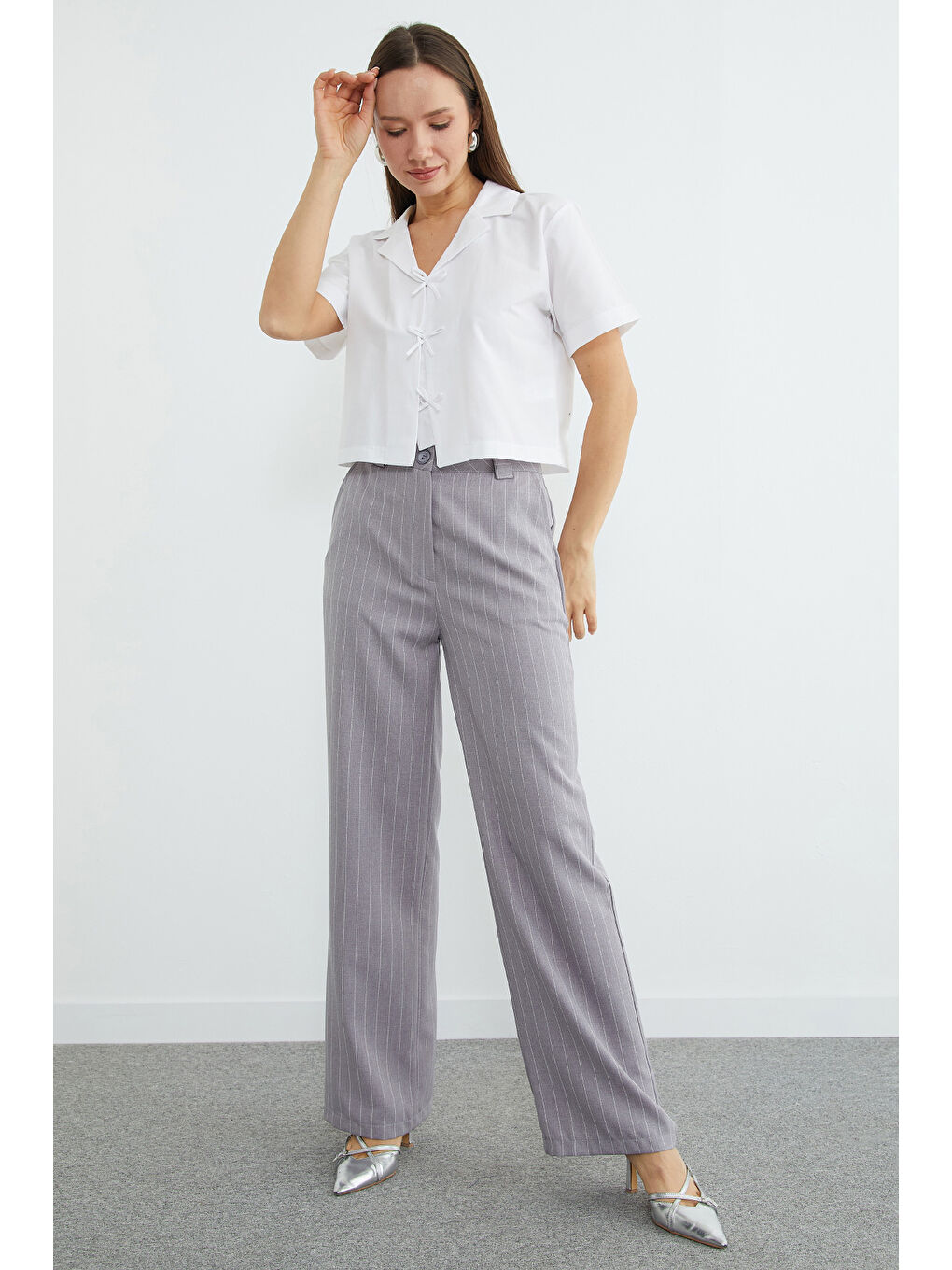 Beyaz Fiyonklu Düğmeli Crop Gömlek-2