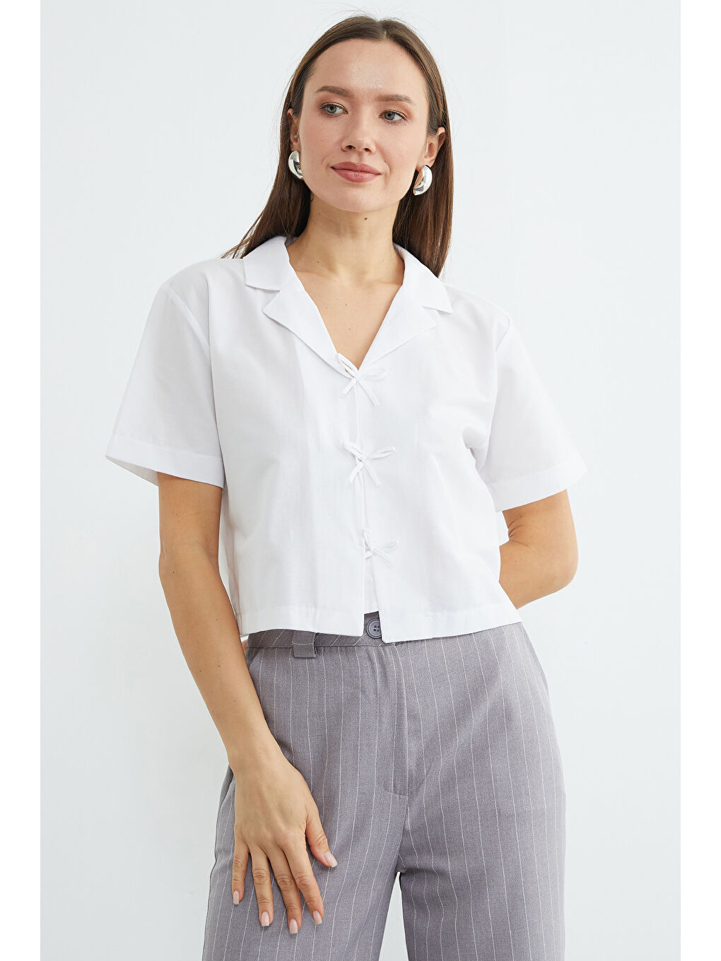 Beyaz Fiyonklu Düğmeli Crop Gömlek-3