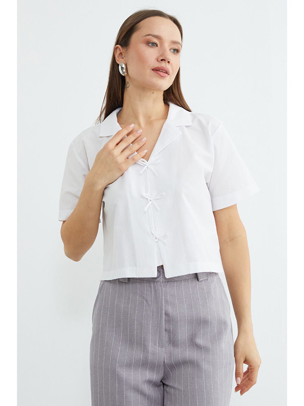 Beyaz Fiyonklu Düğmeli Crop Gömlek-4