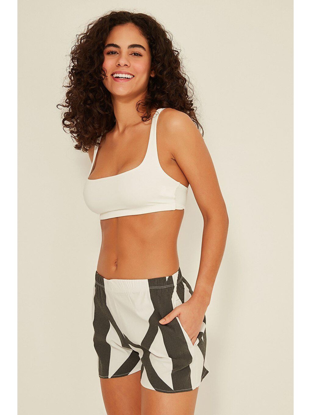 724 Kadın Şort Beyaz-1