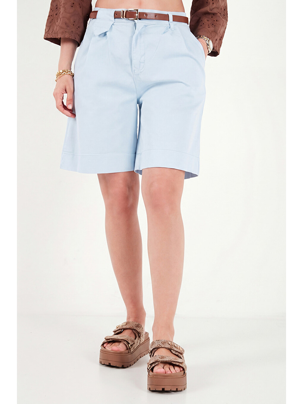 Mavi Pamuklu Loose Fit Pileli Kemerli Kadın Bermuda Şort 668YP5439-2