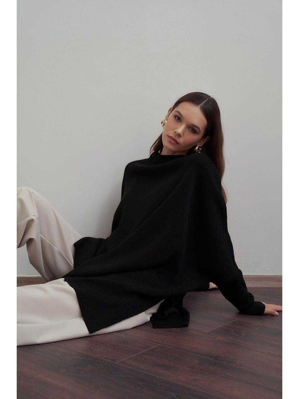 Siyah-Asimetrik Kesim Triko Kazak