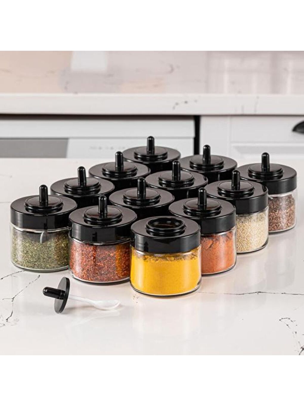 Siyah Kapağı Kendinden Kaşıklı Baharatlık - 300 ml