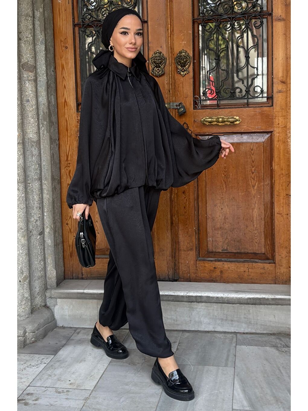 Siyah Gülseli Tesettür Yarasa Kol Saten Ceket Bel Lastikli Pantolon İkili Takım-1