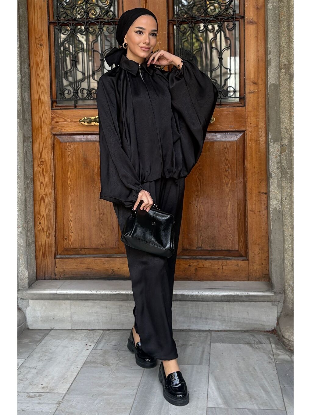 Siyah Gülseli Tesettür Yarasa Kol Saten Ceket Bel Lastikli Pantolon İkili Takım-3