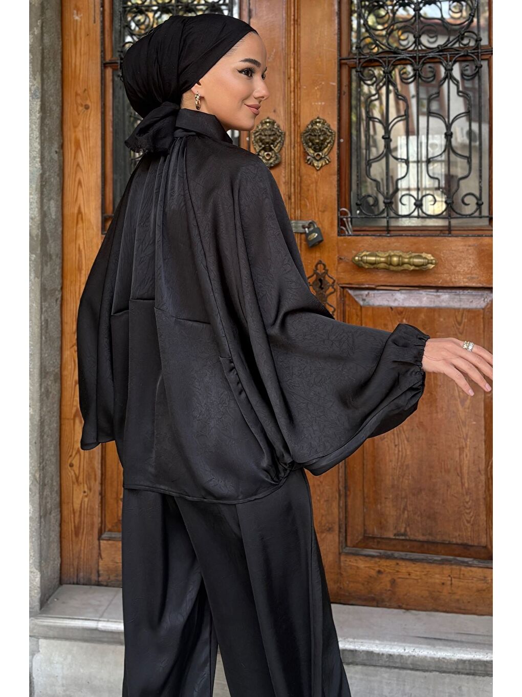 Siyah Gülseli Tesettür Yarasa Kol Saten Ceket Bel Lastikli Pantolon İkili Takım-8