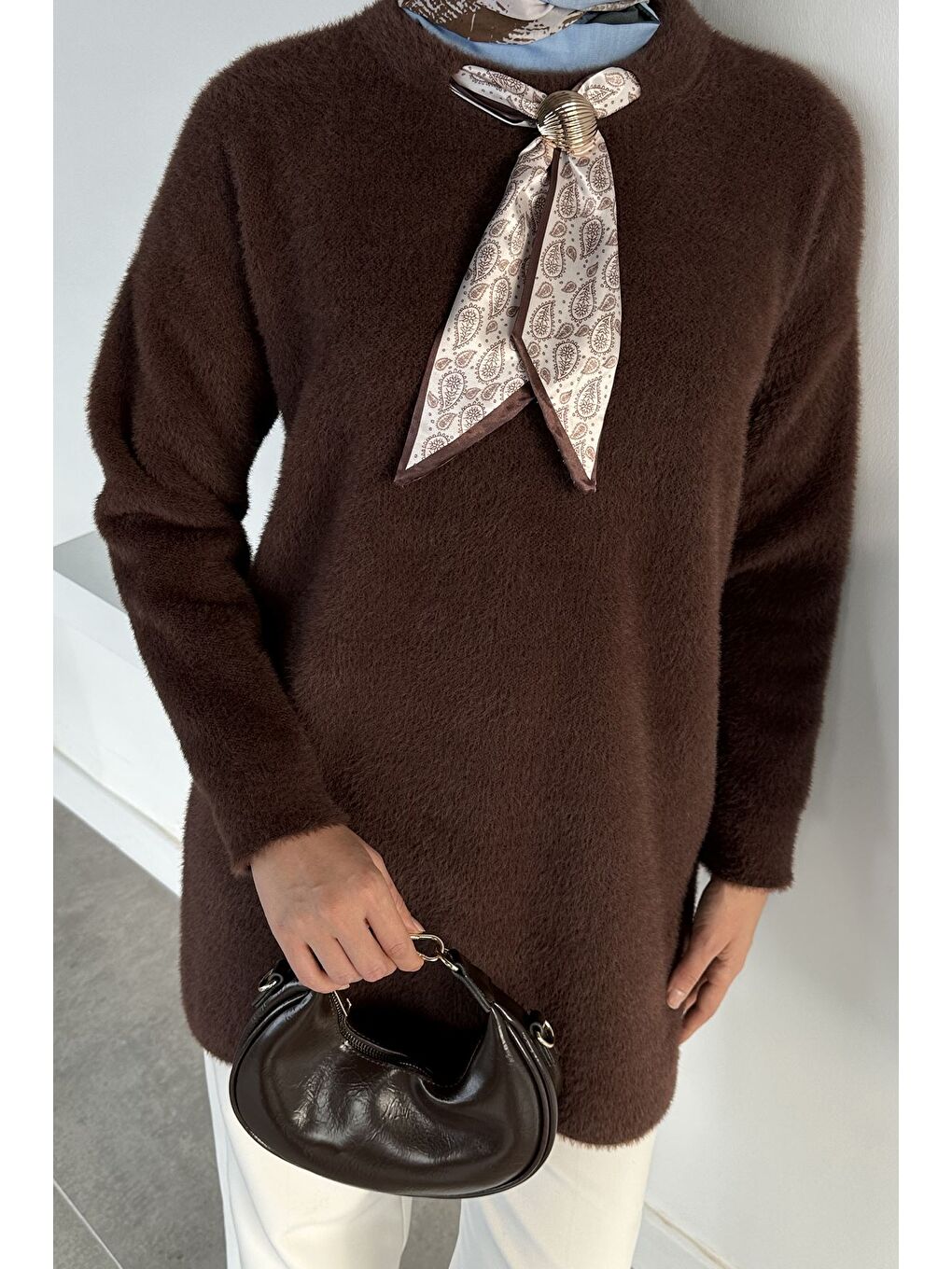 Kahverengi Gülseli Bisiklet Yaka Fular Ve Broş Detaylı Tesettür Triko Tunik-3