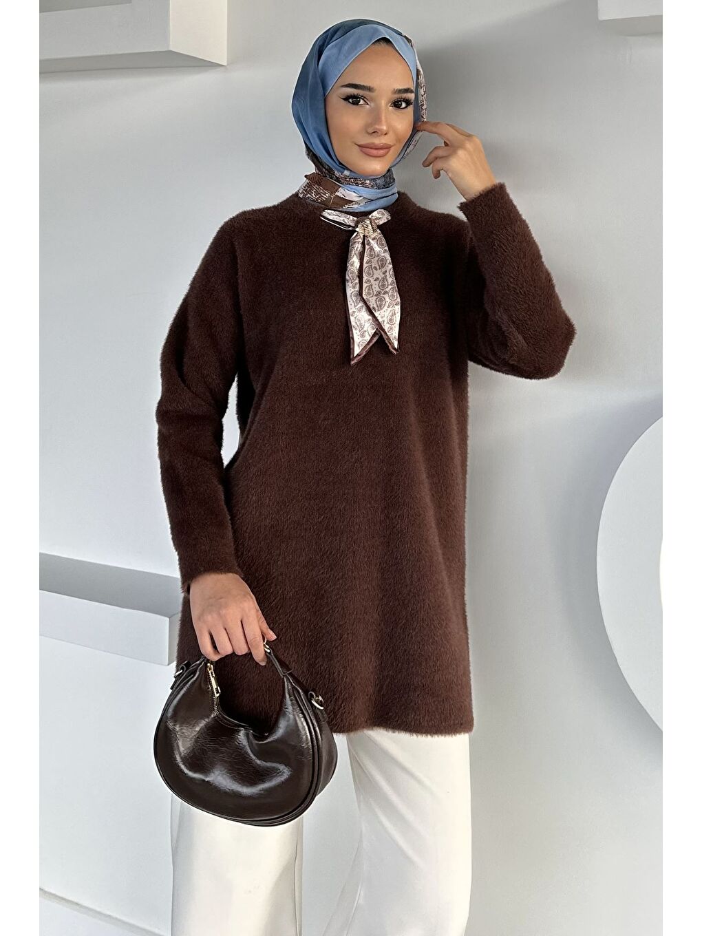 Kahverengi Gülseli Bisiklet Yaka Fular Ve Broş Detaylı Tesettür Triko Tunik-5