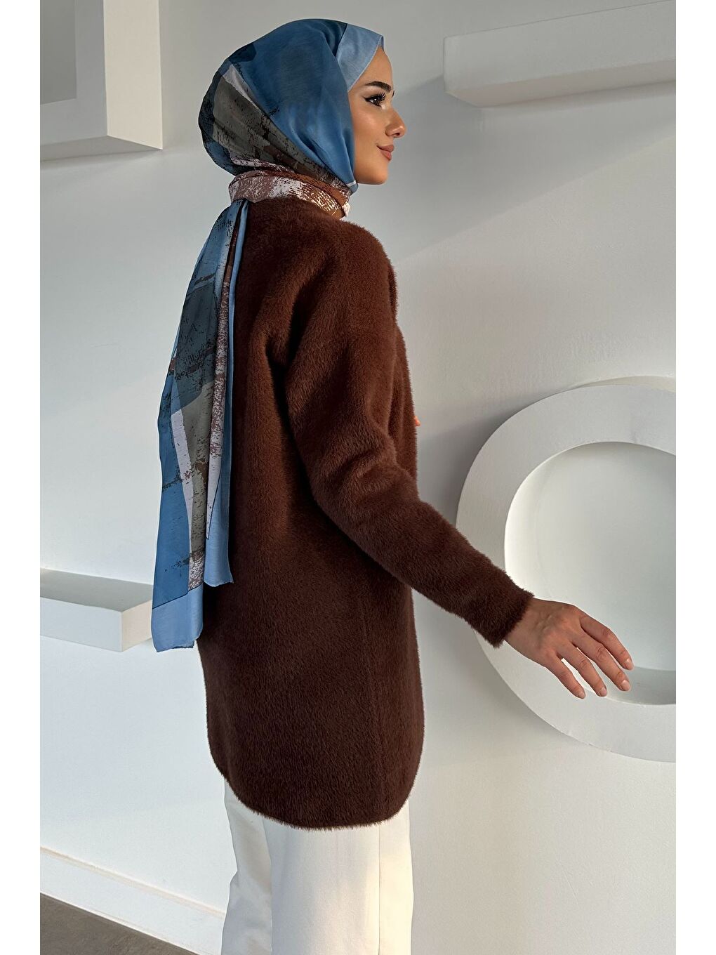 Kahverengi Gülseli Bisiklet Yaka Fular Ve Broş Detaylı Tesettür Triko Tunik-6