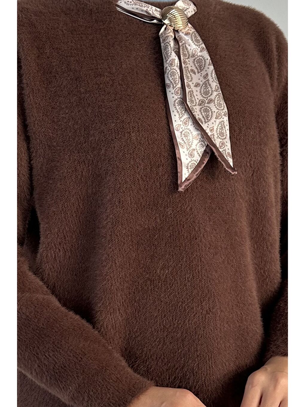 Kahverengi Gülseli Bisiklet Yaka Fular Ve Broş Detaylı Tesettür Triko Tunik-9