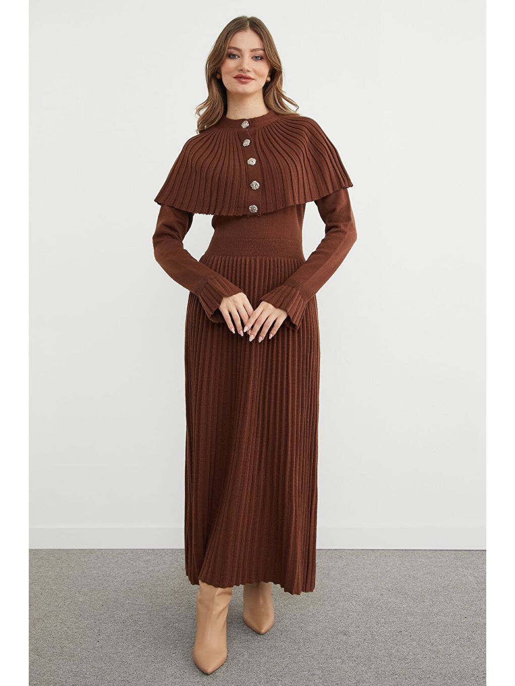 Kahverengi Fullamodest Düğmeli Pelerinli Kol Detaylı Triko Elbise