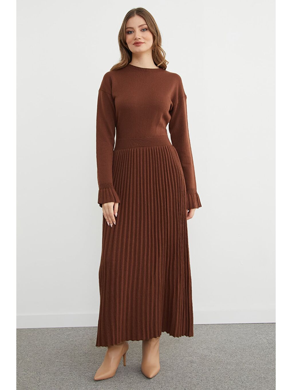 Kahverengi Fullamodest Düğmeli Pelerinli Kol Detaylı Triko Elbise-1
