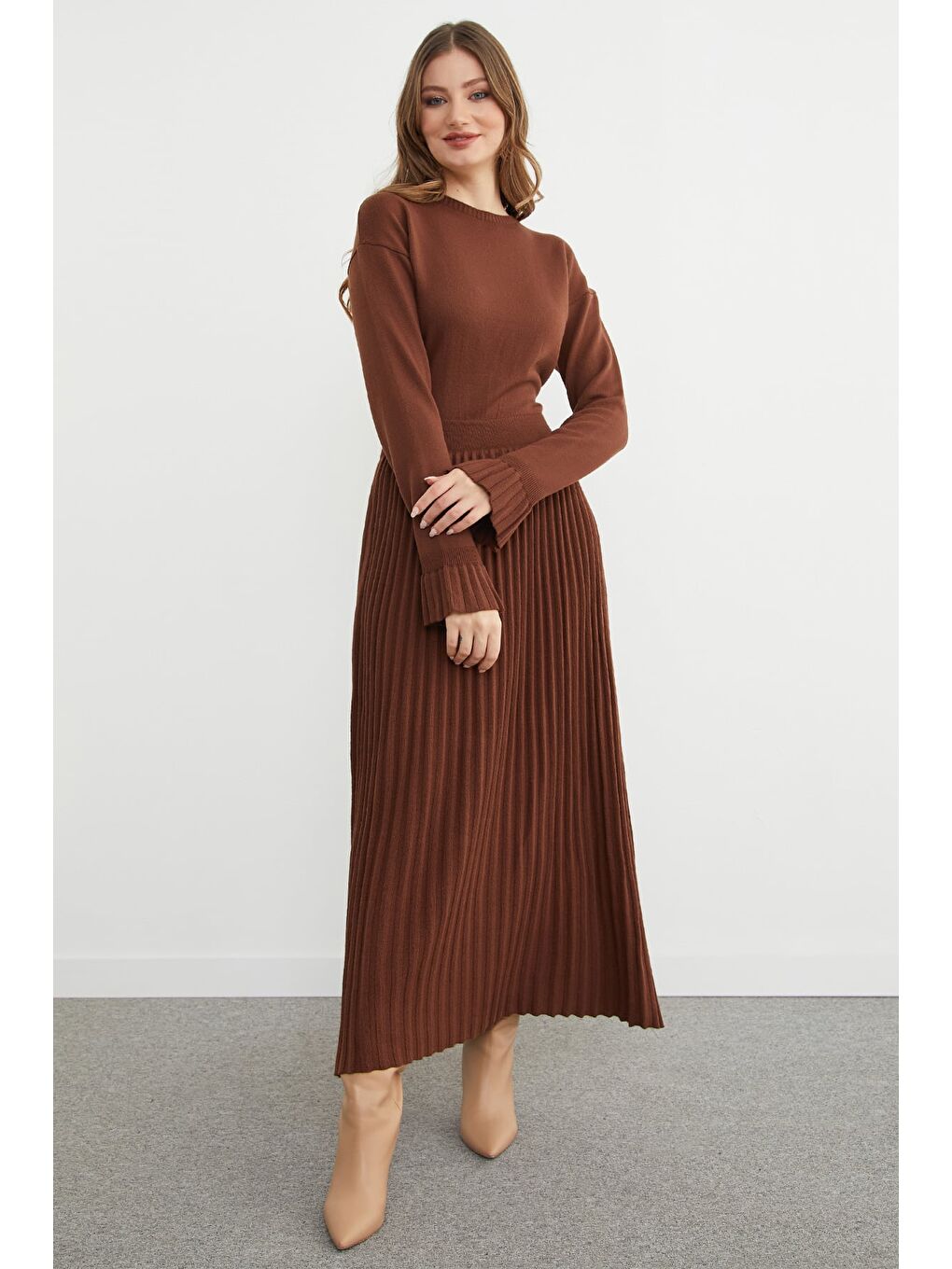 Kahverengi Fullamodest Düğmeli Pelerinli Kol Detaylı Triko Elbise-2