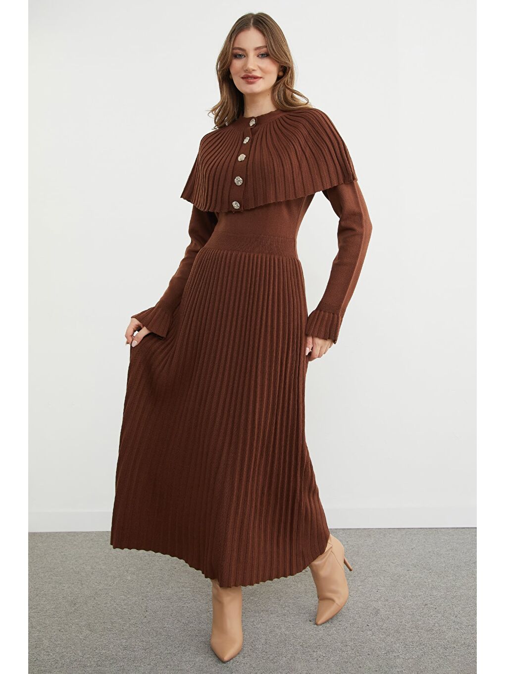 Kahverengi Fullamodest Düğmeli Pelerinli Kol Detaylı Triko Elbise-3