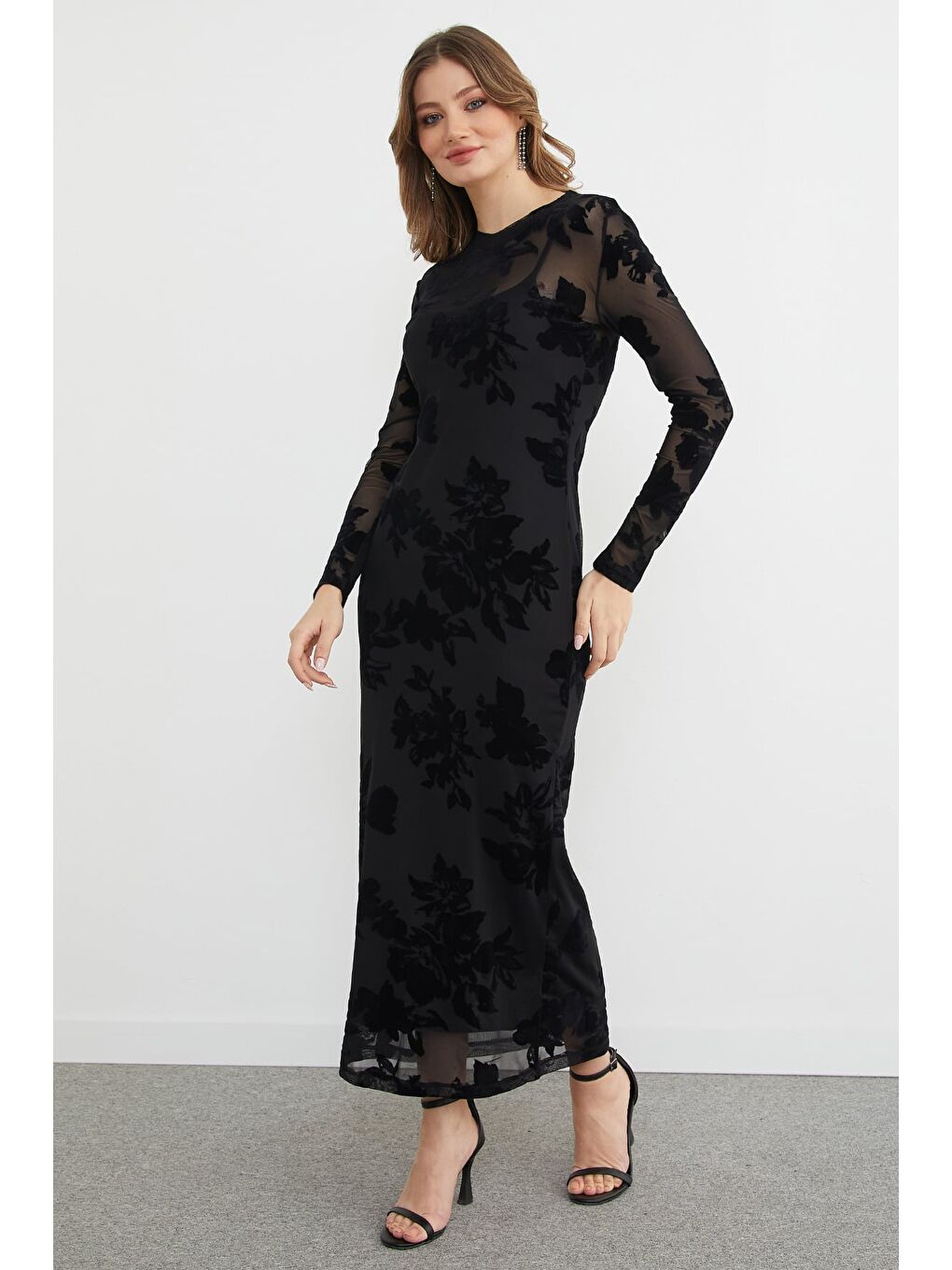 Siyah Kadife Detaylı Astarlı Maxi Boy Transparan Elbise-4