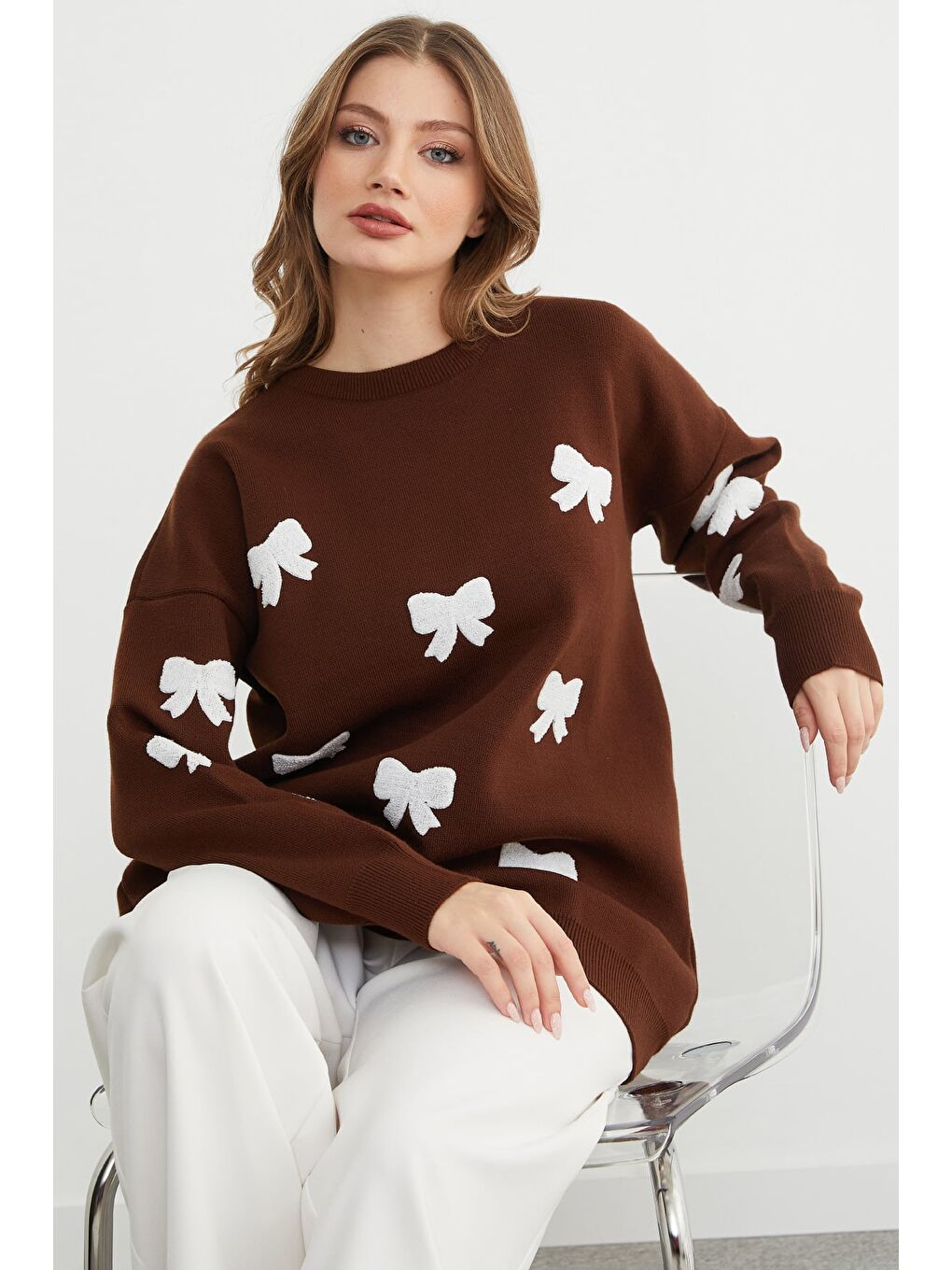 Kahverengi Kurdele Nakışlı Bisiklet Yaka Oversize Triko Kazak