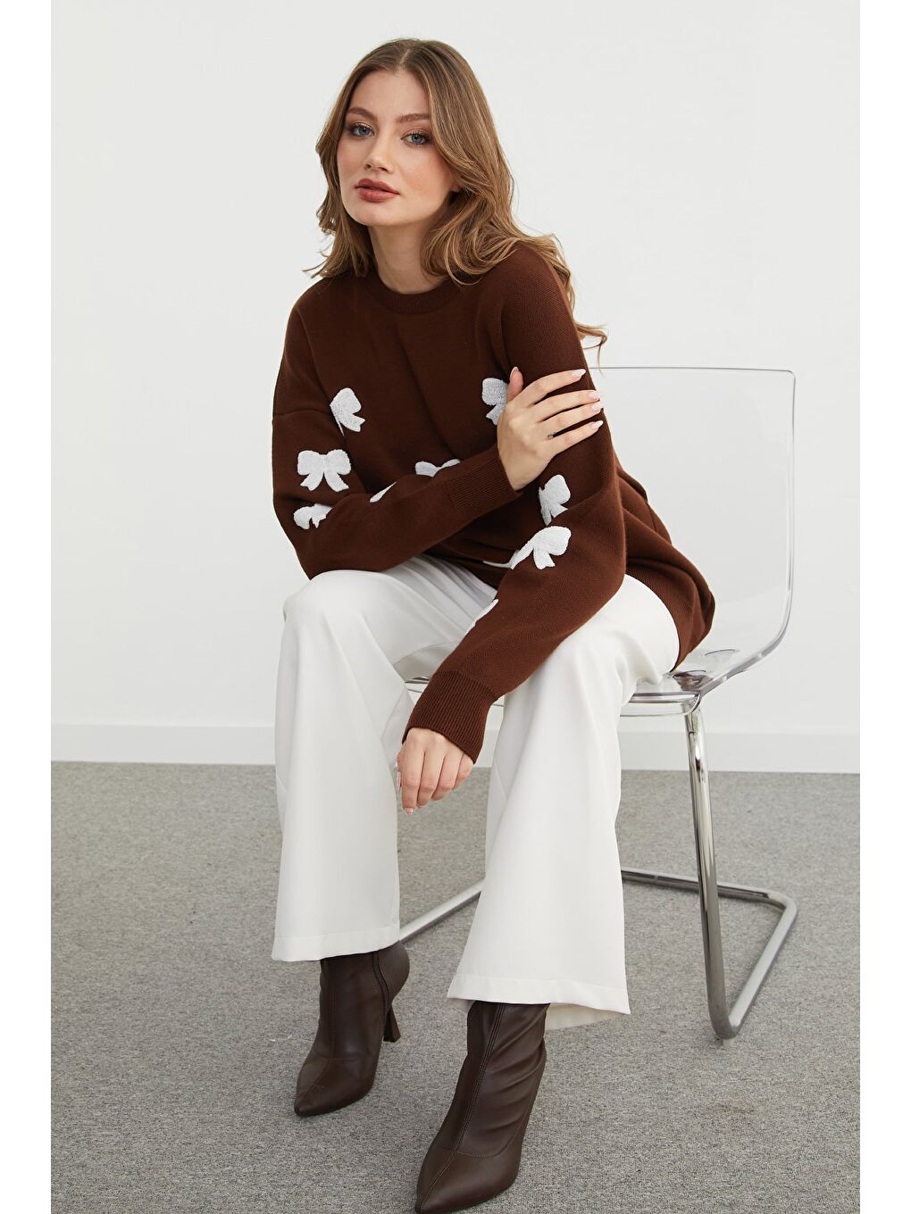 Kahverengi Kurdele Nakışlı Bisiklet Yaka Oversize Triko Kazak-1