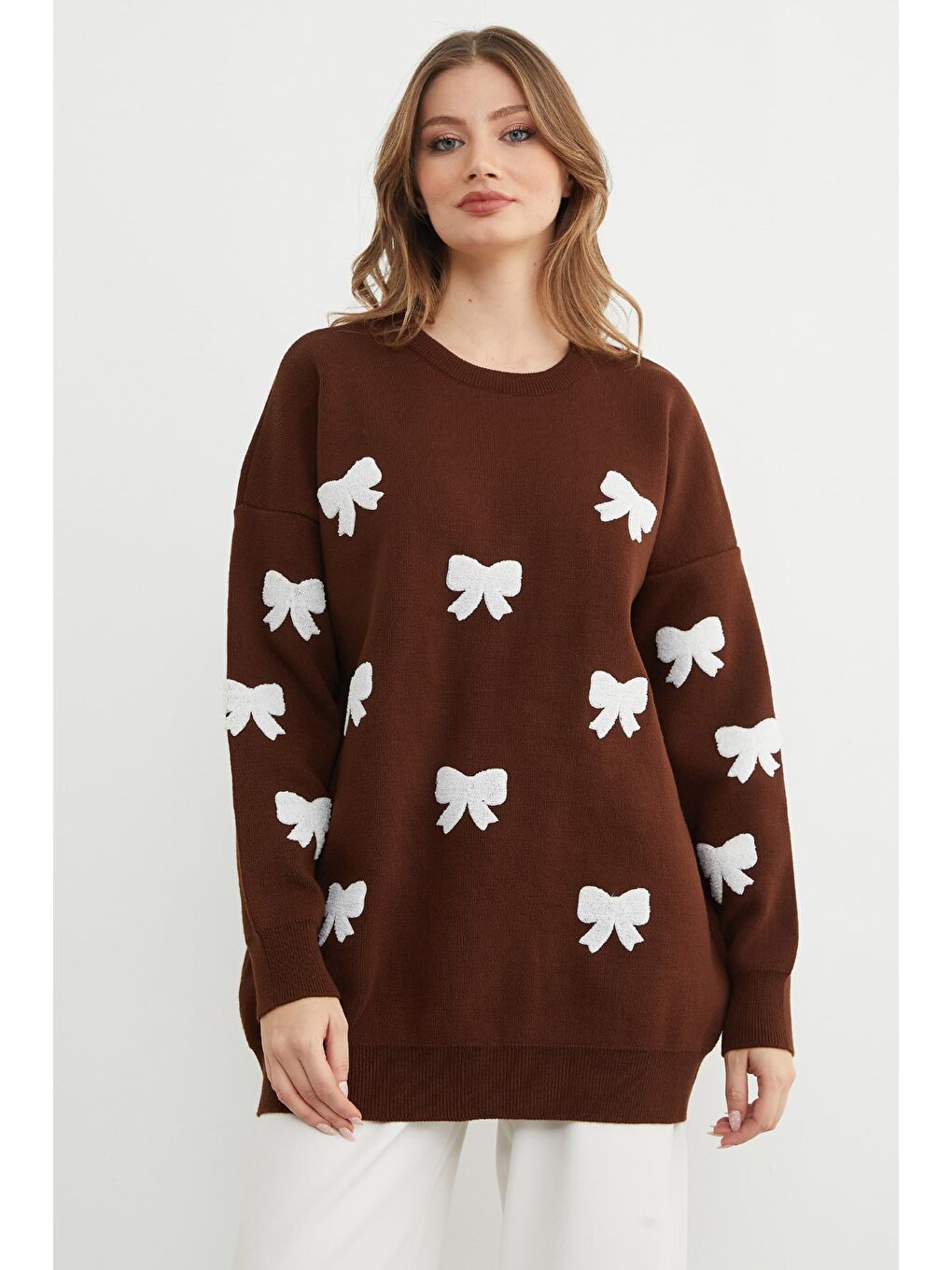 Kahverengi Kurdele Nakışlı Bisiklet Yaka Oversize Triko Kazak-2