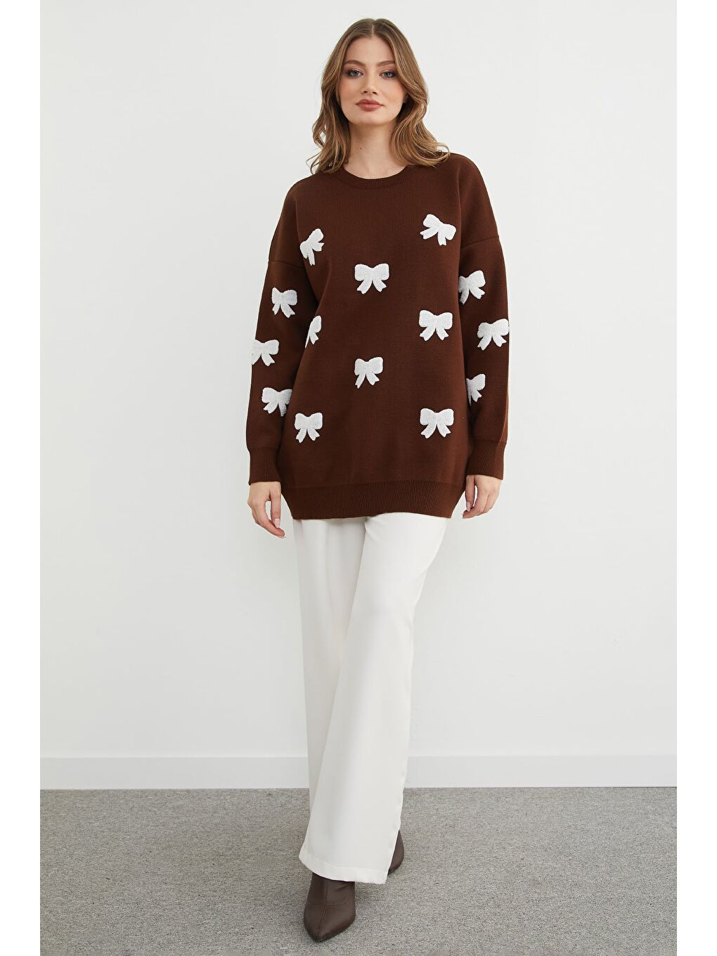 Kahverengi Kurdele Nakışlı Bisiklet Yaka Oversize Triko Kazak-3