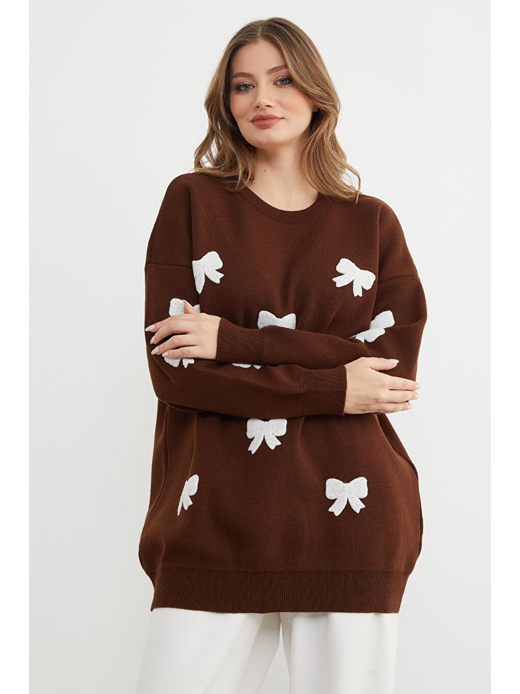 Kahverengi Kurdele Nakışlı Bisiklet Yaka Oversize Triko Kazak-4