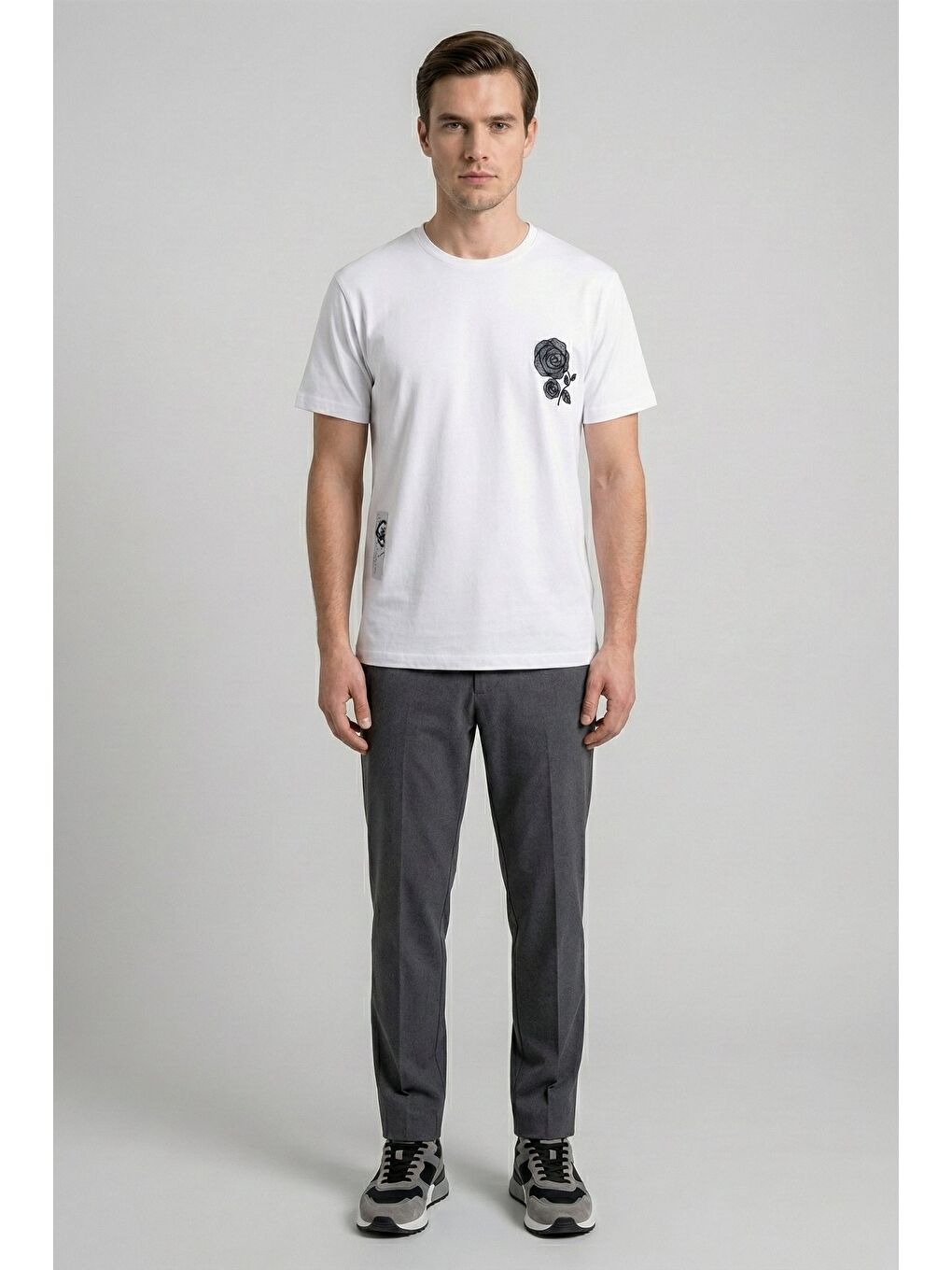 Beyaz Nakışlı Bisiklet Yaka Erkek Tişört-1