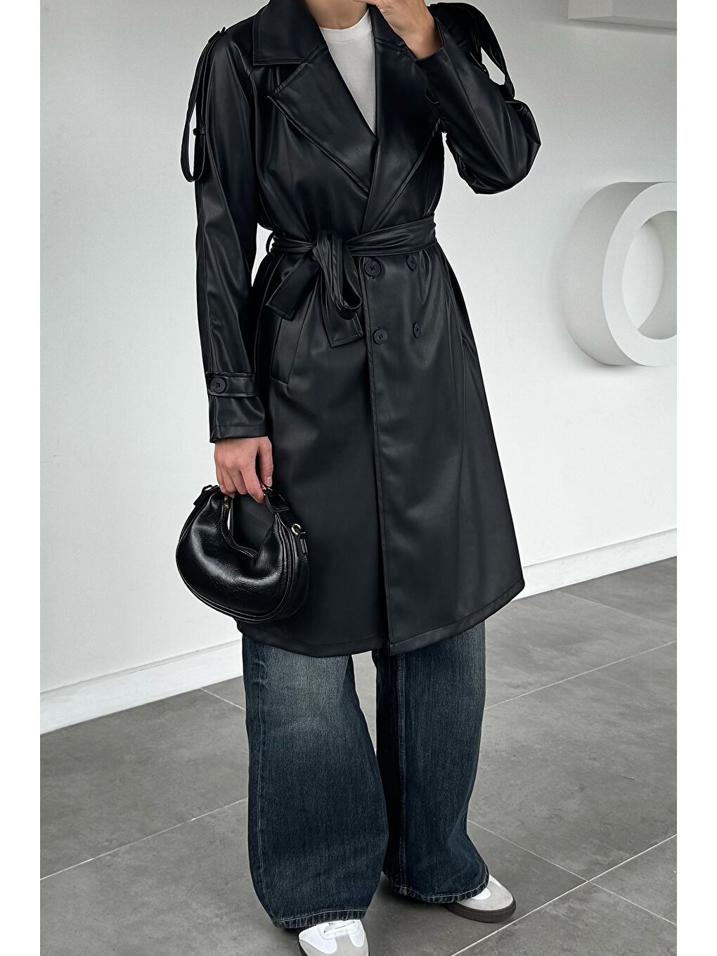 Siyah Kadın Bel Kuşak Detaylı Ön Düğmeli Suni Deri Trençkot-1