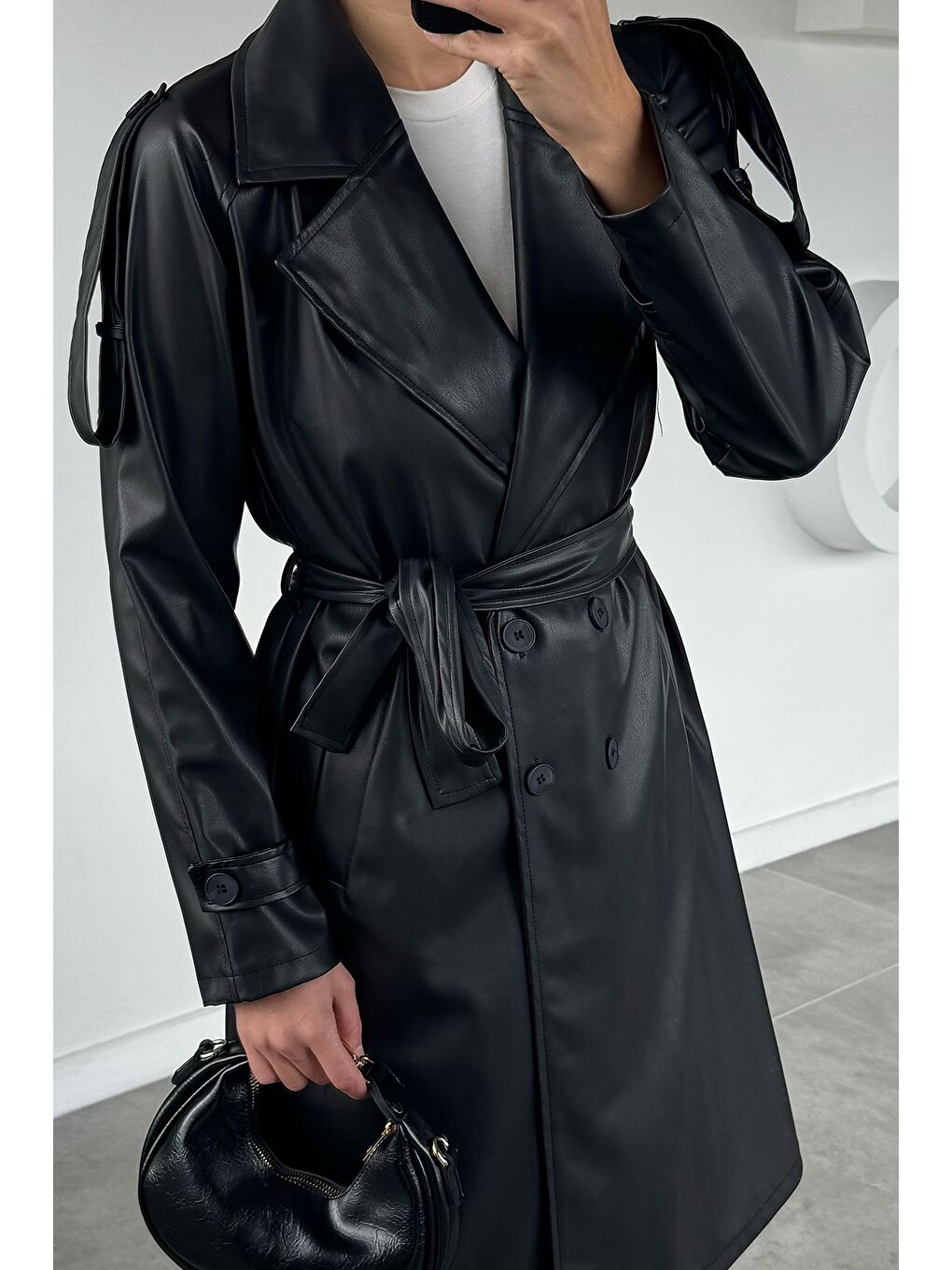 Siyah Kadın Bel Kuşak Detaylı Ön Düğmeli Suni Deri Trençkot-3