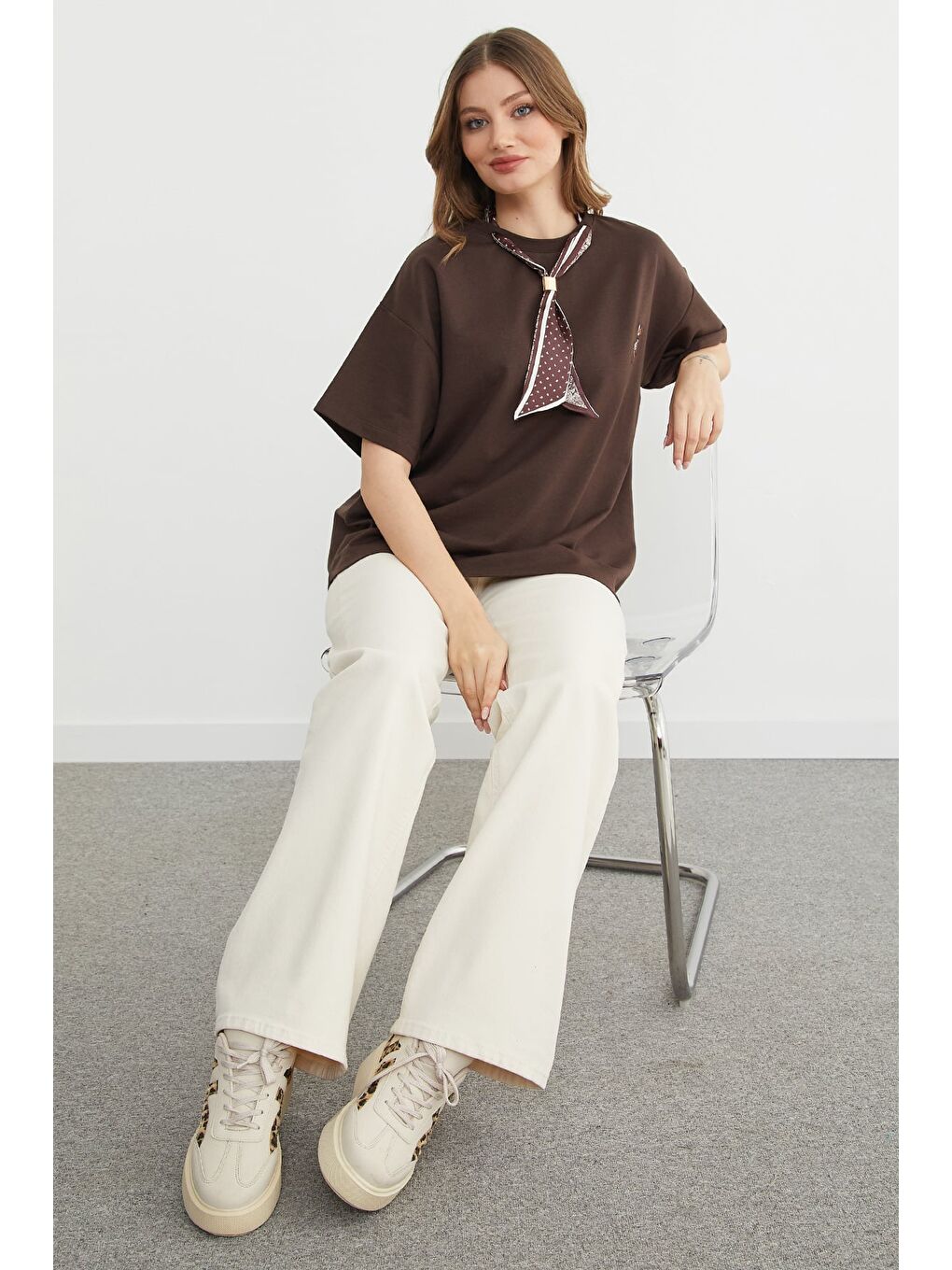 Kahverengi Fular Detaylı Bisiklet Yaka Nakışlı Oversize Tişört-1