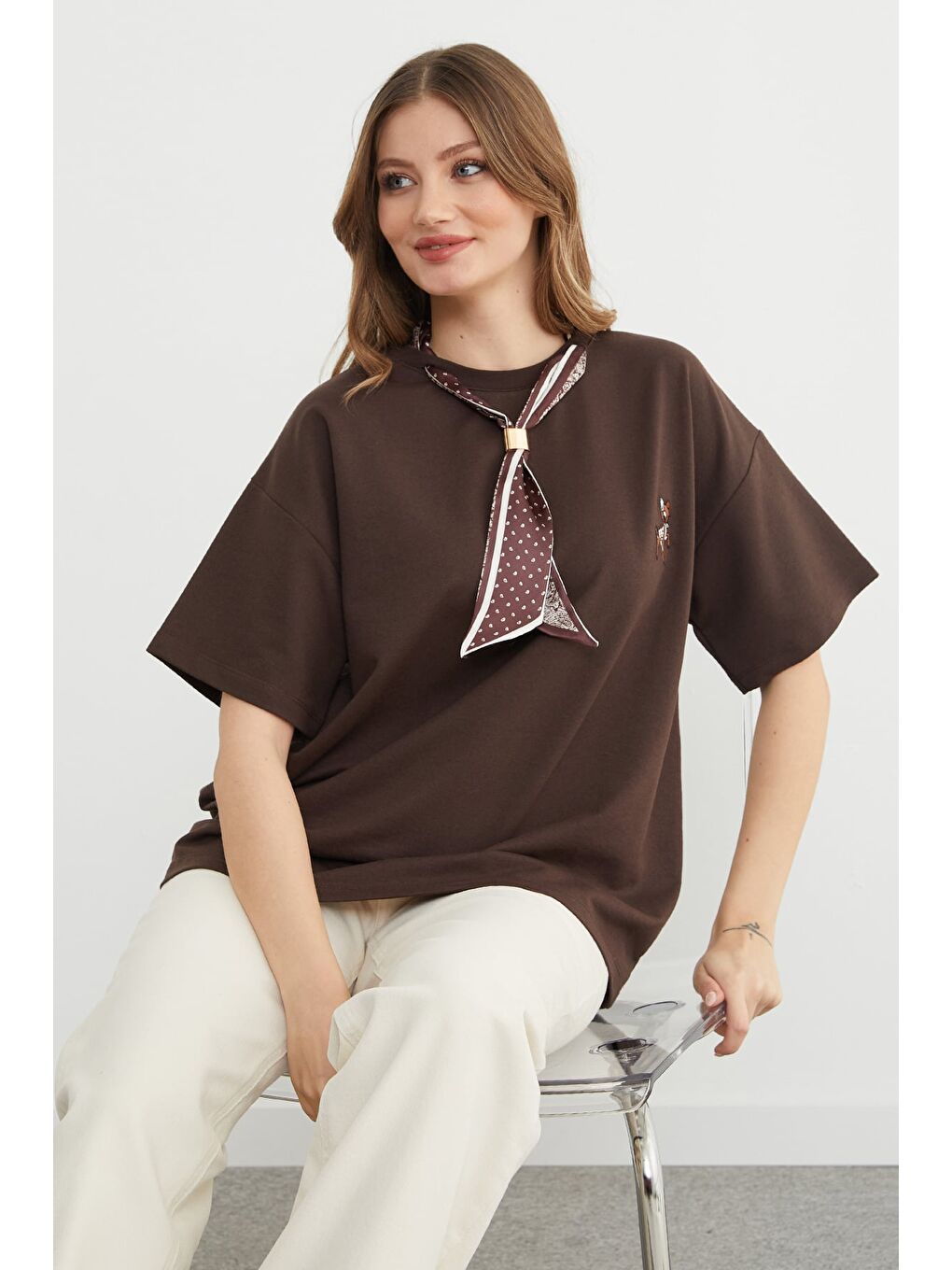 Kahverengi Fular Detaylı Bisiklet Yaka Nakışlı Oversize Tişört-2