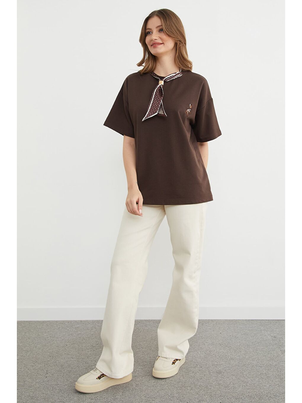 Kahverengi Fular Detaylı Bisiklet Yaka Nakışlı Oversize Tişört-3