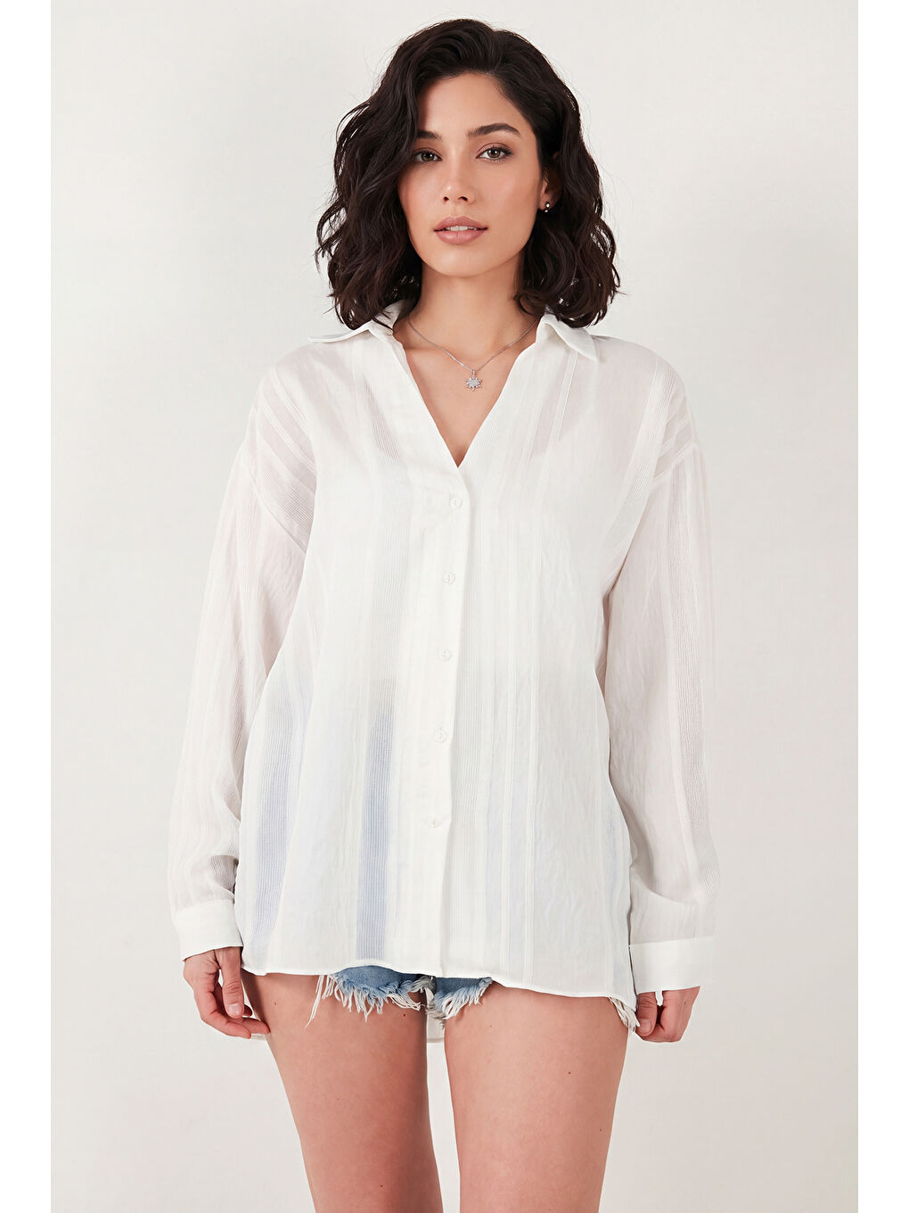 Beyaz Rahat Kesim Viskon Karışımlı Uzun Kollu Kadın Gömlek 6834914-1