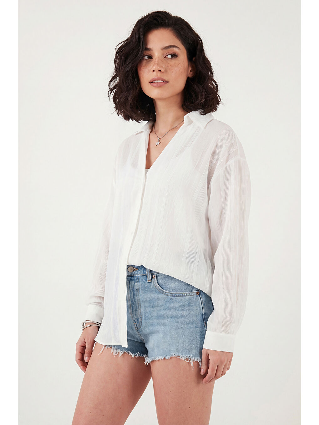 Beyaz Rahat Kesim Viskon Karışımlı Uzun Kollu Kadın Gömlek 6834914-3