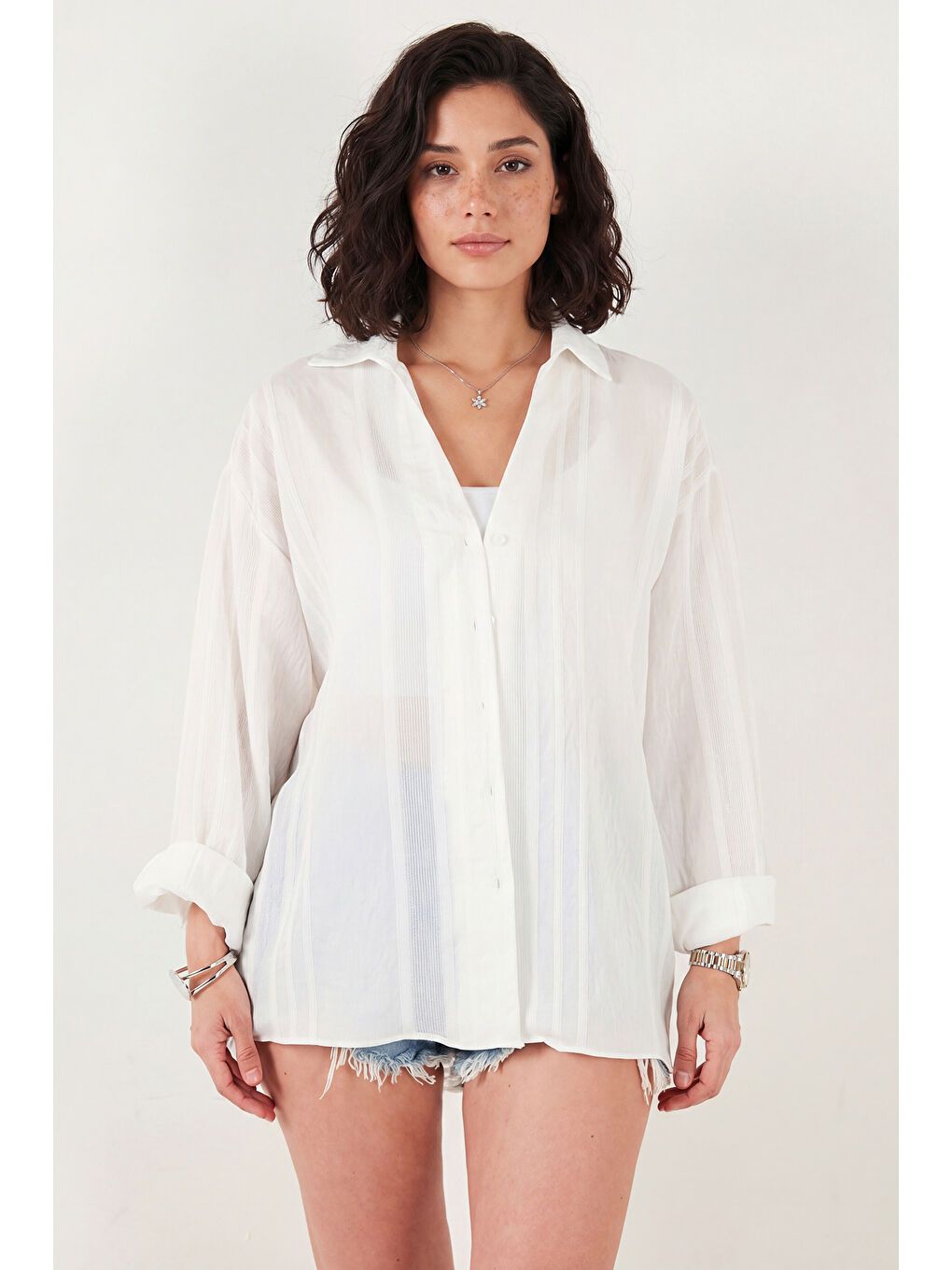 Beyaz Rahat Kesim Viskon Karışımlı Uzun Kollu Kadın Gömlek 6834914-4