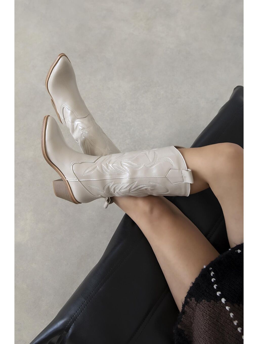 Ruby Kadın Nakış Detay Kırışık Deri Çizme Bej