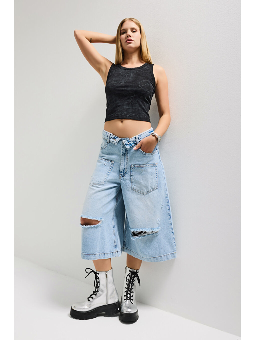 Kadın Mavi 12s6-3 Süper Baggy Fit Kemer Detaylı Maxi Boy Denim Şort-2