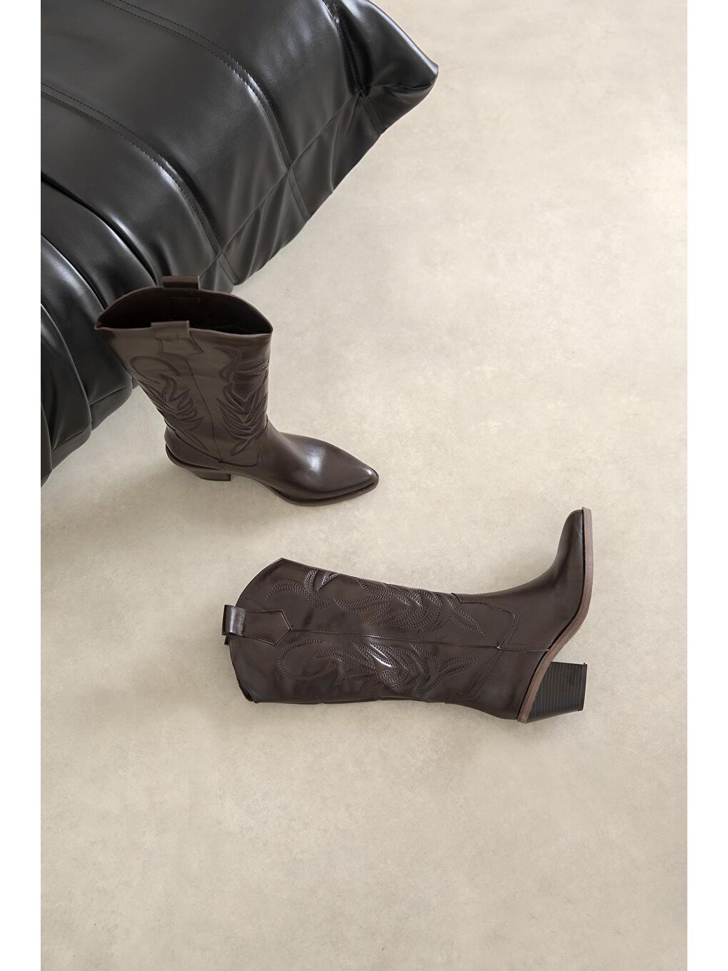 Kahverengi Ruby Kadın Nakış Detay Kırışık Deri Çizme Kahve-1