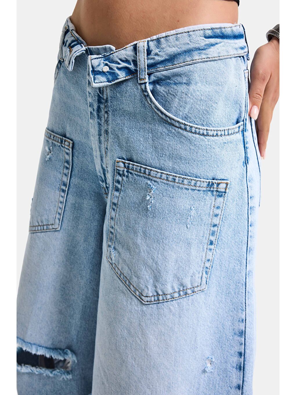 Kadın Mavi 12s6-3 Süper Baggy Fit Kemer Detaylı Maxi Boy Denim Şort-5