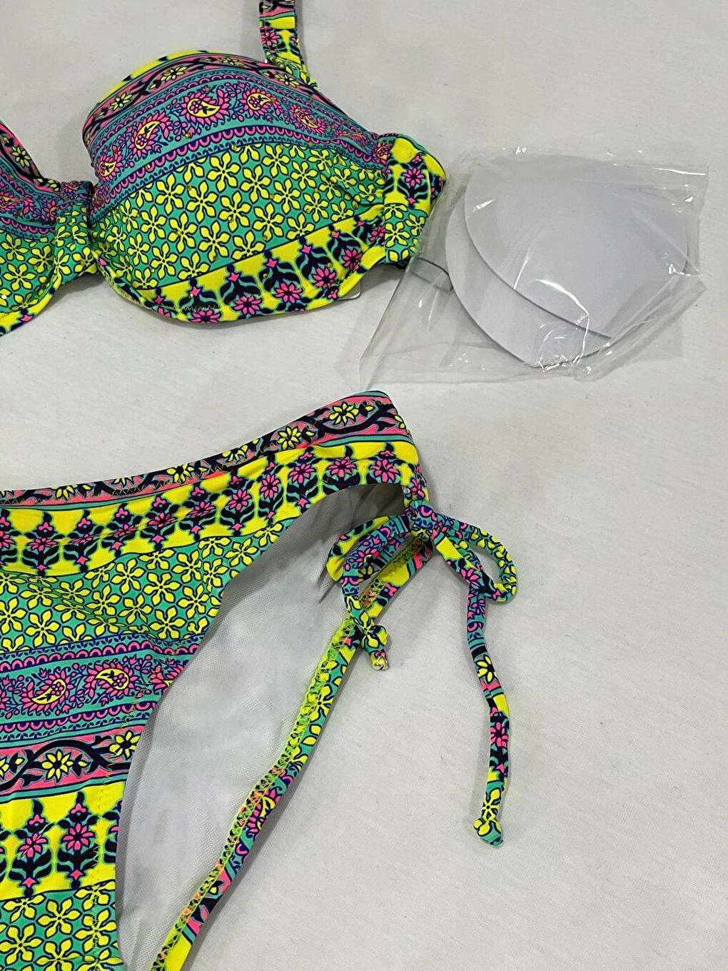 Kadın Yeşil Çok Renkli Etnik Desen Atarlı Bikini Takımı HZL25S-LC8004-2