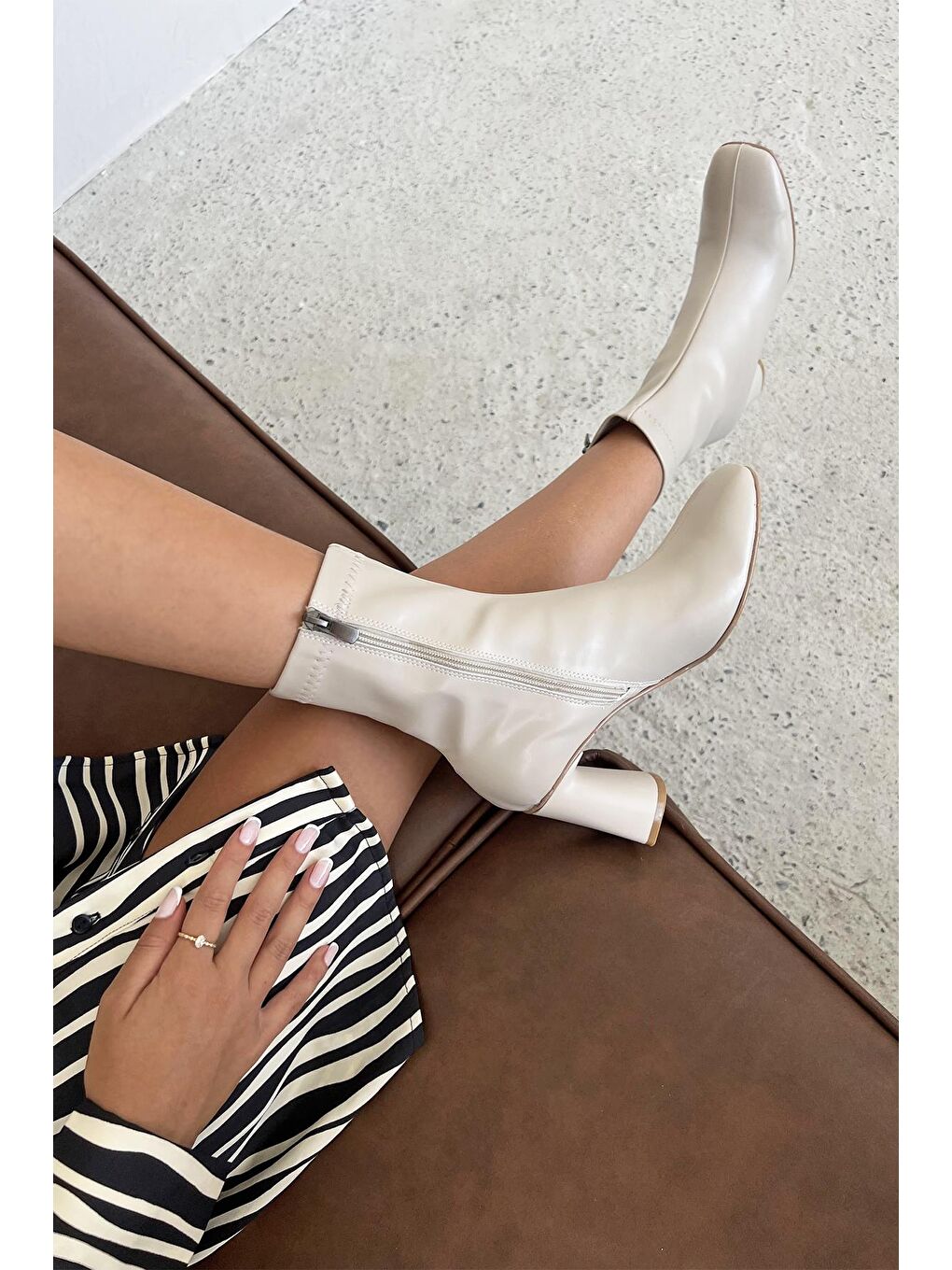 Beck  Kadın  Küt Kalıp Streç Deri Bot Bej-1