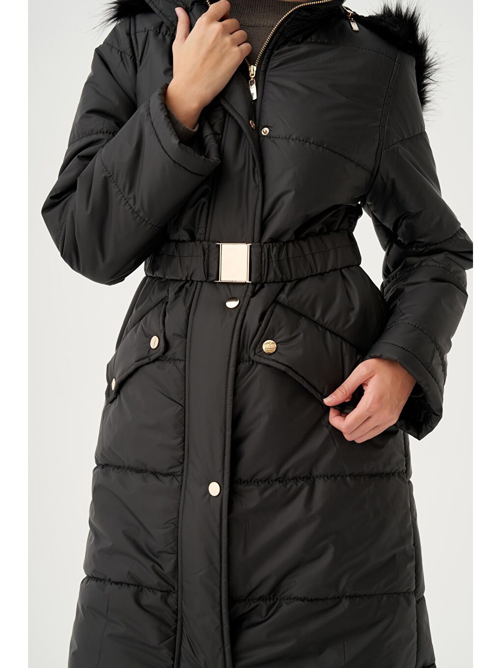 Siyah-Kapşonu Kürklü Astarlı Çıtçıtlı Mont-4