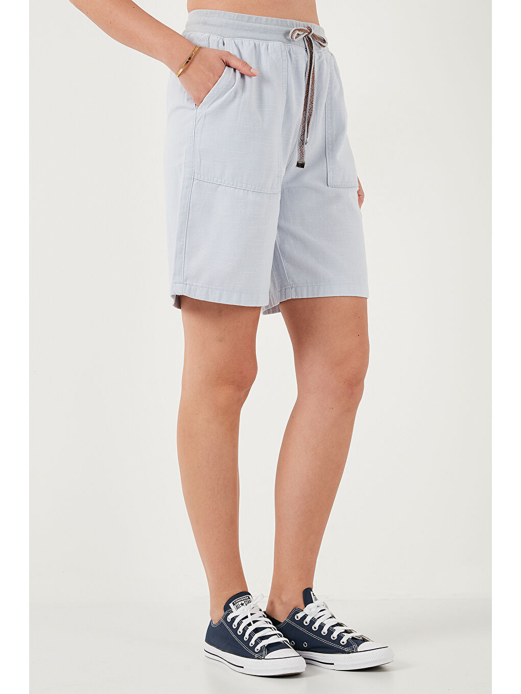 Mavi Pamuklu Relaxed Fit Yüksek Bel Cepli Kadın Mini Şort 668YP5384-2