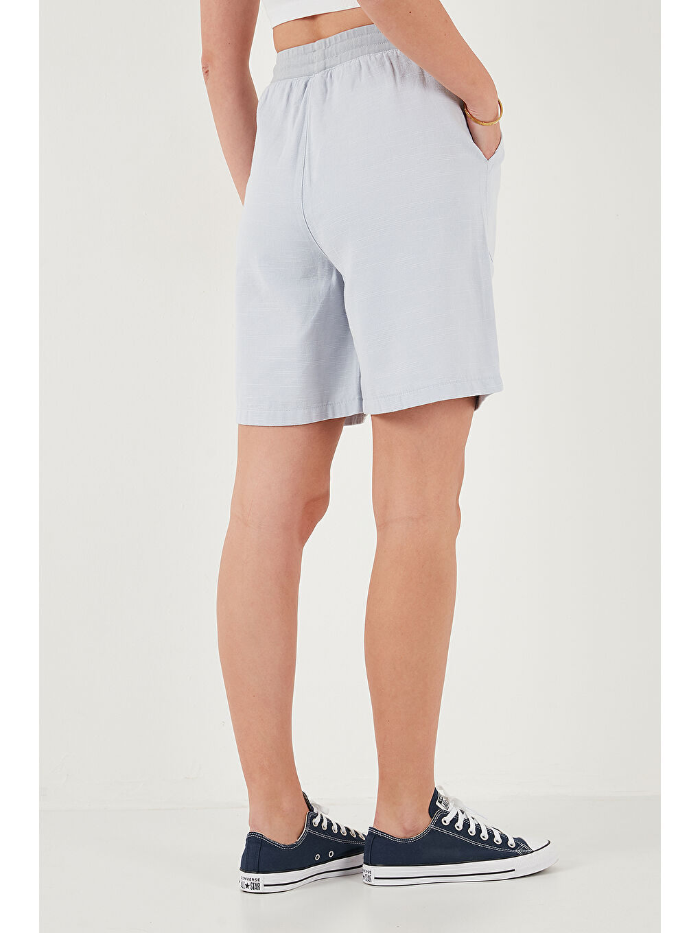 Mavi Pamuklu Relaxed Fit Yüksek Bel Cepli Kadın Mini Şort 668YP5384-6