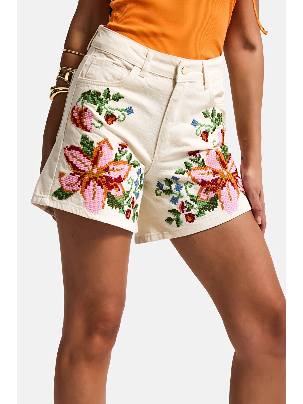 Kadın Ekru 7s6-69 Mom Fit Yüksek Bel Çiçek Nakışlı Özel Tasarım Denim Şort-1